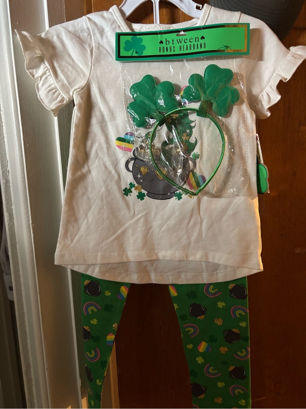 btween toddler White Tee and Green Shamrock leggings and Headband Set